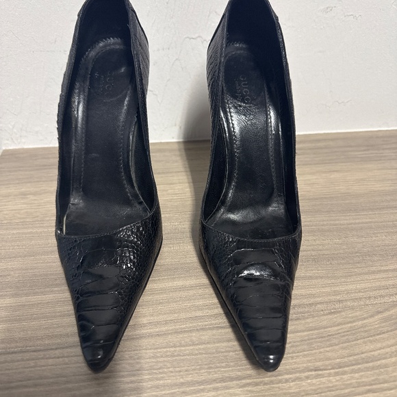 Crocodile embossed black leather Gucci pump - Picture 4 of 9